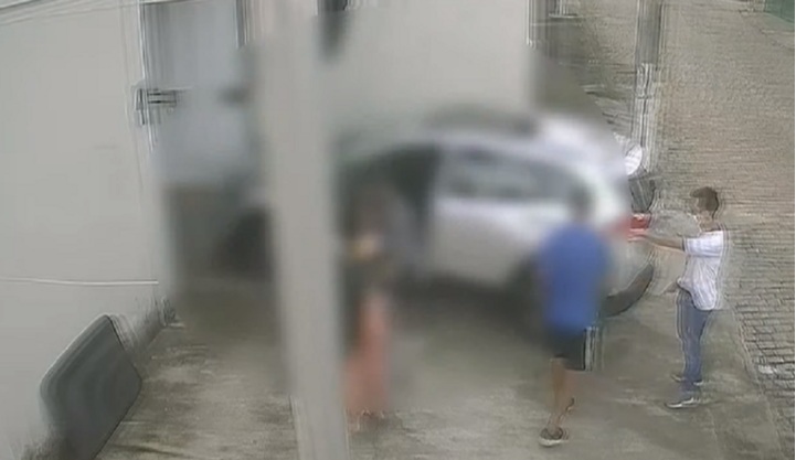 Criminosos roubam moto e pertences de vítimas em lava jato em Natal