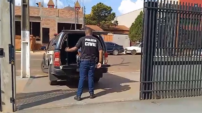 Polícia Civil do RN prende homem foragido por roubo e tráfico de drogas em Goiás