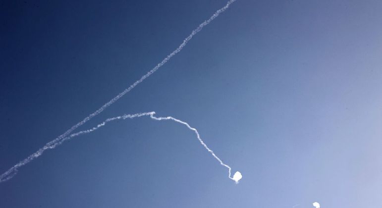 Terroristas lançam foguetes contra Israel a partir da Faixa de Gaza, Líbano e Síria