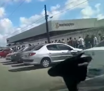 VÍDEO: Multidão confunde dia e local e faz fila na frente da Guararapes por vagas de emprego