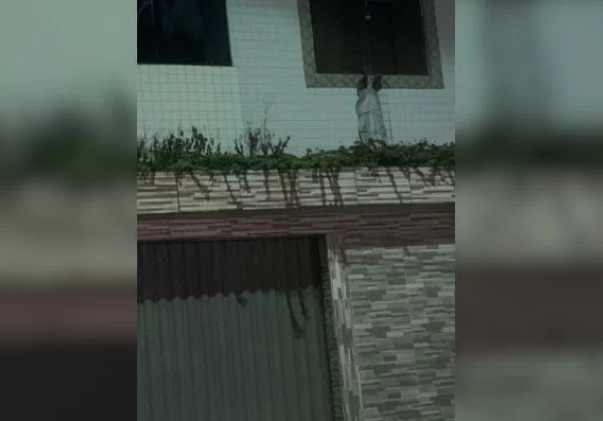 VÍDEO: Casal confunde boneco de Halloween com cadáver e aciona polícia