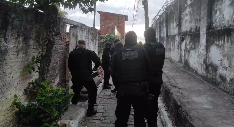 VÍDEO: Polícia Civil cumpre mandados de busca e apreensão na Praia do Meio e Brasília Teimosa