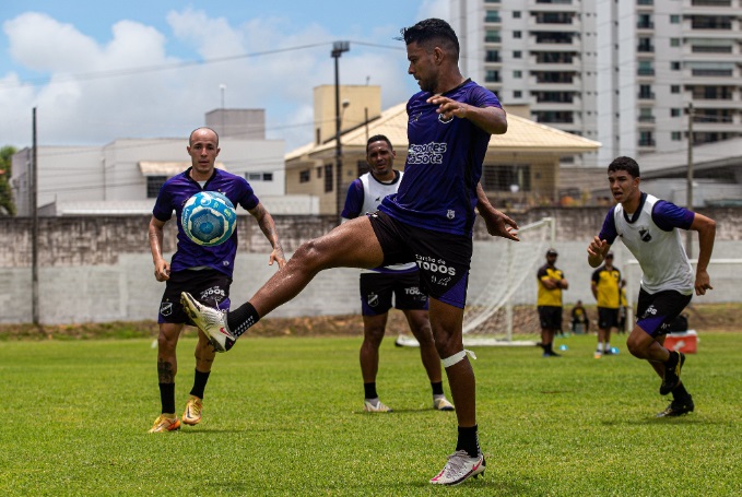 Com retornos importantes, ABC relaciona 20 jogadores para partida contra o Avaí