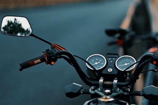 Cosern terá que indenizar motoqueiro por causa de acidente ocasionado por cabos soltos