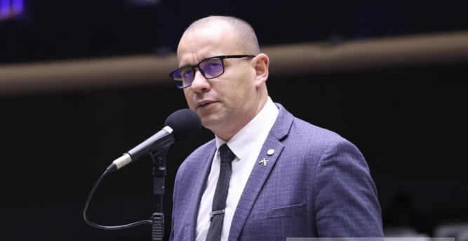 Deputado quer convocar ministro da Educação para explicar falhas no Enem