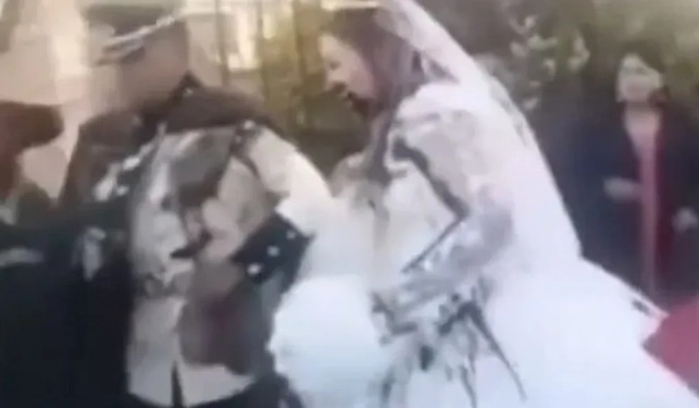 VÍDEO: Ex joga fezes com azeite em cima de noivos como vingança por ter sido abandonada