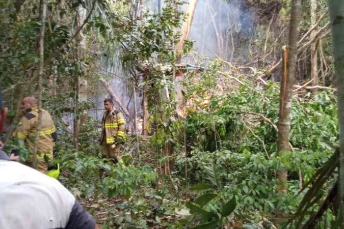 Avião com 12 pessoas cai e explode em Rio Branco, no Acre
