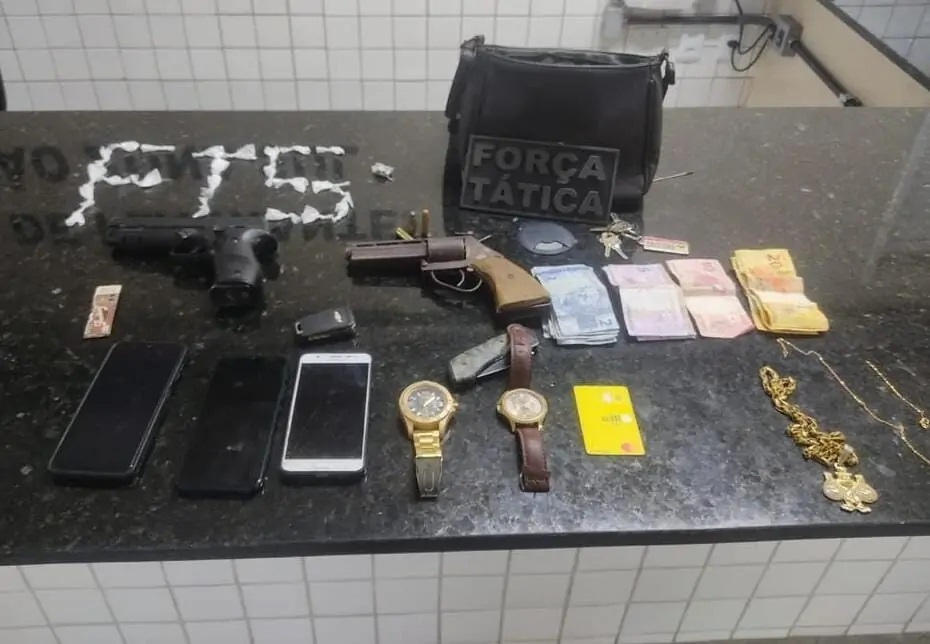 Polícia prende suspeitos de roubos em Natal; armas, drogas e vários objetos foram apreendidos