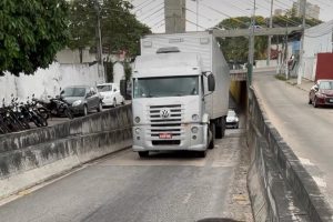 VÍDEO: Caminhão quebra na saída do túnel da Av. Lima e Silva e deixa trânsito lento no local