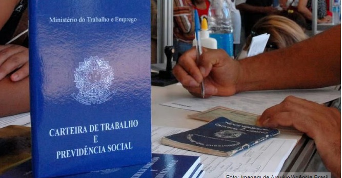 Mercado de trabalho desacelera e cria 23% menos empregos em um ano