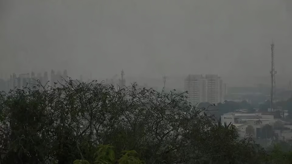 Fumaça de queimadas volta a encobrir Manaus