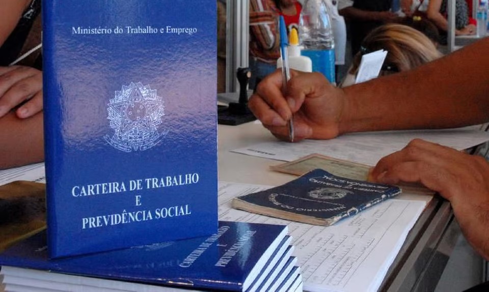 Mercado de trabalho desacelera e cria 23% menos empregos em um ano
