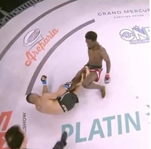 VÍDEO: Lutador brasileiro tenta finalização, erra e finaliza a si mesmo; ASSISTA