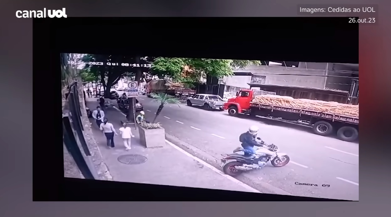 VÍDEO: Câmeras flagram dois assaltos ao mesmo tempo em rua de bairro nobre de SP