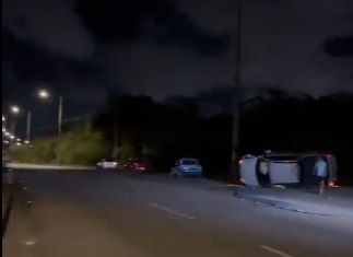 VÍDEO: Motorista perde o controle do carro, bate em poste e capota nas proximidades do Prolongamento da Prudente