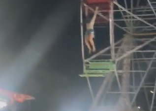 VÍDEO: Mulher fica presa e cai de roda gigante em parque de diversões