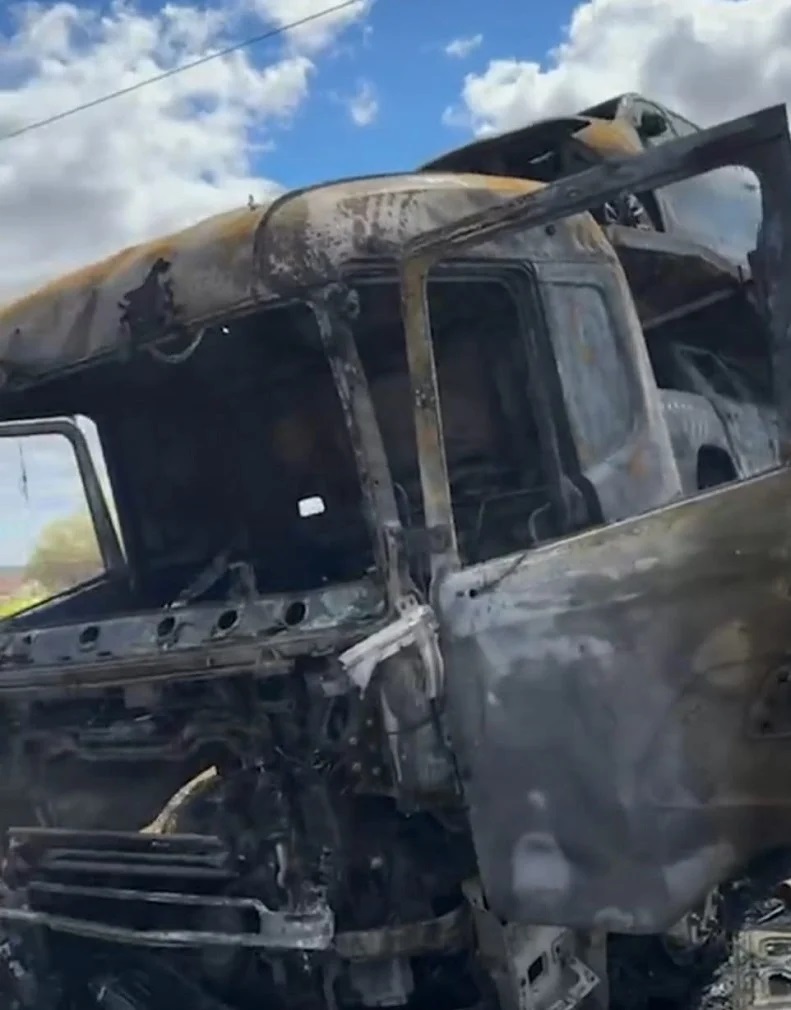 Caminhão cegonha que levava carros de luxo pega fogo na BR-304