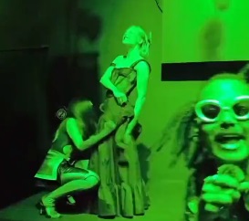 [VÍDEO] Anitta tira roupa de Luísa Sonza em palco de festa: 'Mulher de atitude'