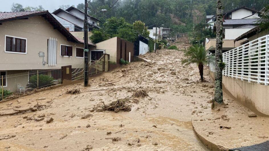 VÍDEO: Avalanche de lama invade rua em Blumenau e assusta moradores; assista