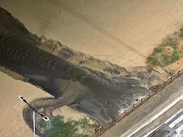 "Língua negra" ressurge em Areia Preta e causa preocupação em uma das principais praias de Natal