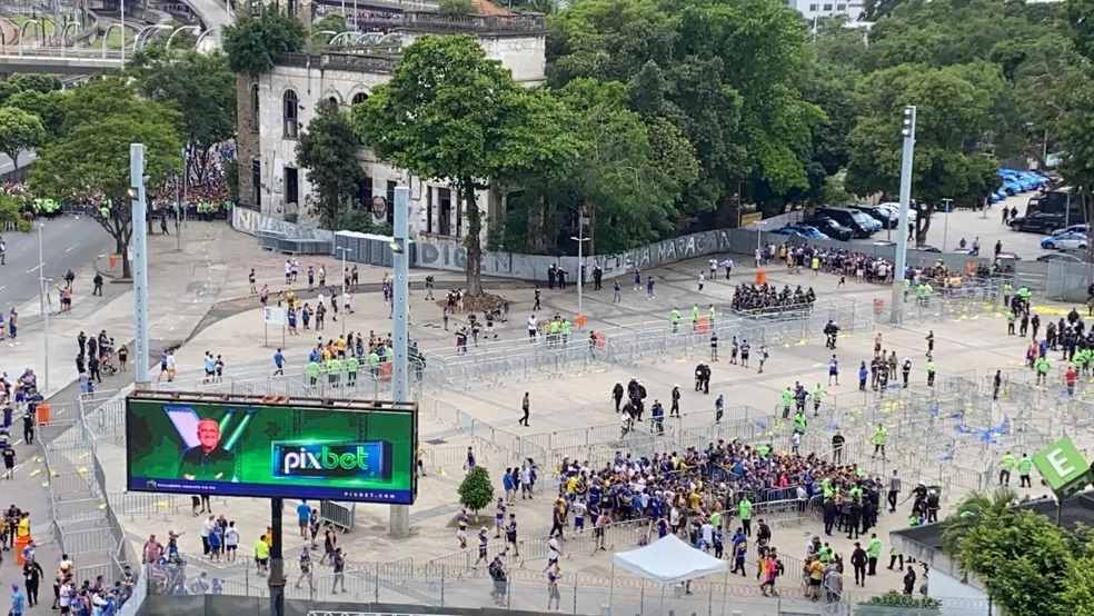 VÍDEO: Torcedores do Boca Juniors invadem área de acesso ao Maracanã