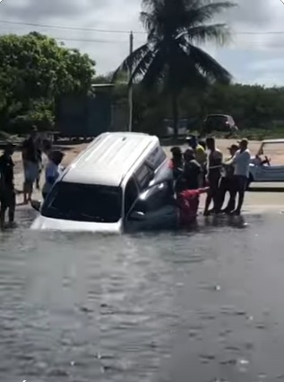 VÍDEO: Veículo fica parcialmente submerso após cair de balsa no RN