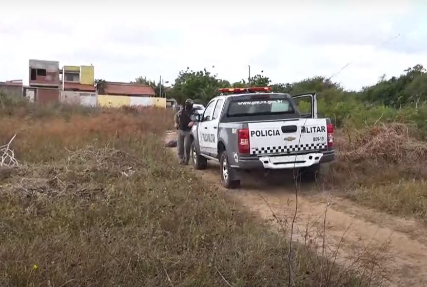 Homem é encontrado morto em terreno baldio na Grande Natal