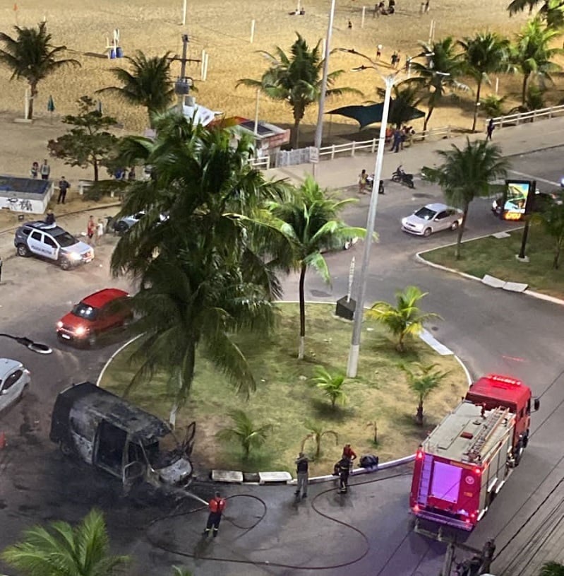 VÍDEO: Veículo da PM pega fogo na zona Leste de Natal