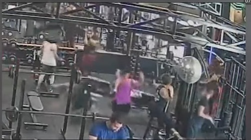 VÍDEO: Aparelho de academia cai sobre aluno durante treino; ASSISTA