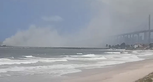 VÍDEO: Fumaça e forte odor no mar assustam banhistas nas praias da Redinha e Forte