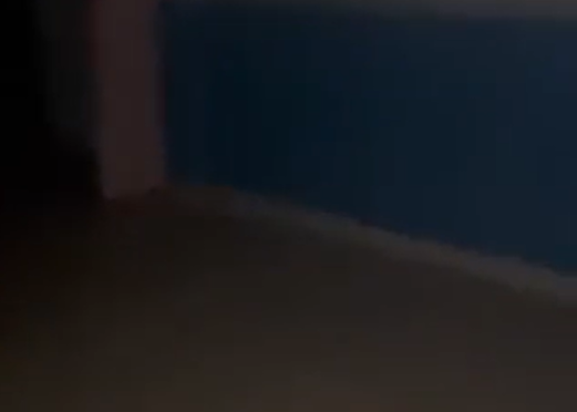 VÍDEO: Mãe encontra filho trancado no escuro com baratas em creche; assista