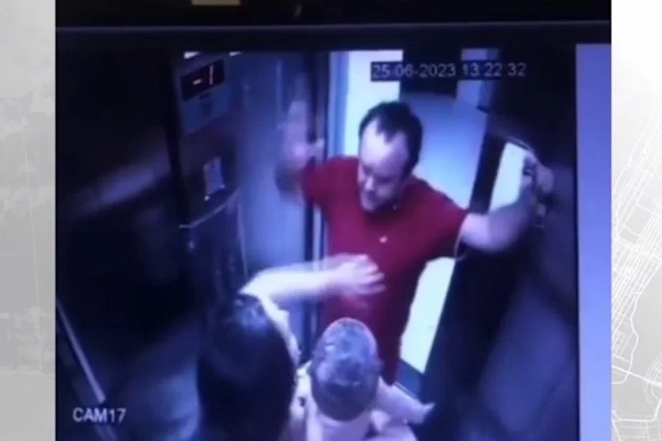VÍDEO: Mulher com bebê nos braços é agredida dentro de elevador