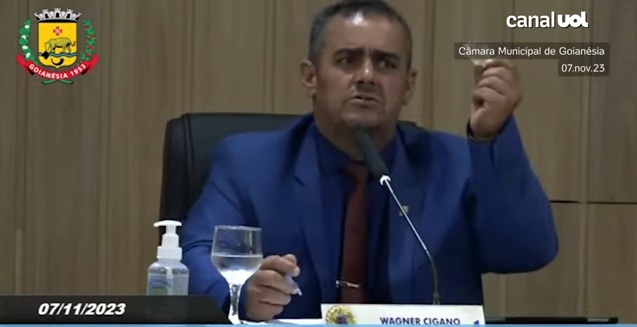 VÍDEO: Vereador tira "dentadura" e mostra para colegas durante votação na Câmara