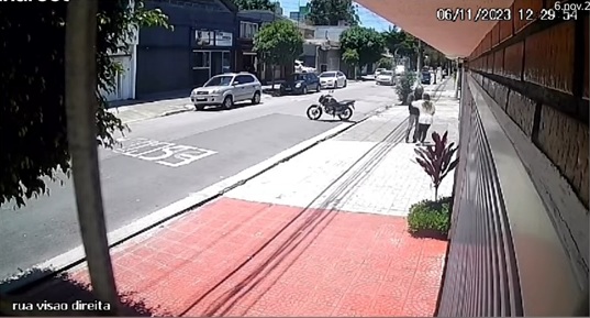 VÍDEO: Mulher desmaia ao ser assaltada por criminoso em SP; ASSISTA
