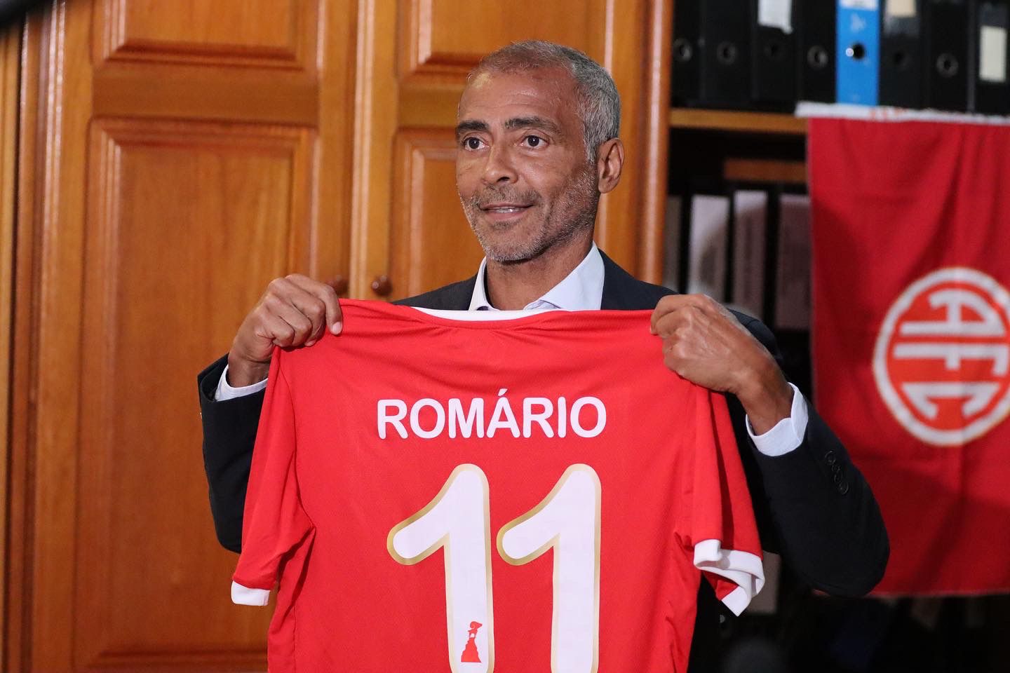 Artilheiro, senador e agora cartola: Romário é eleito presidente de clube do RJ