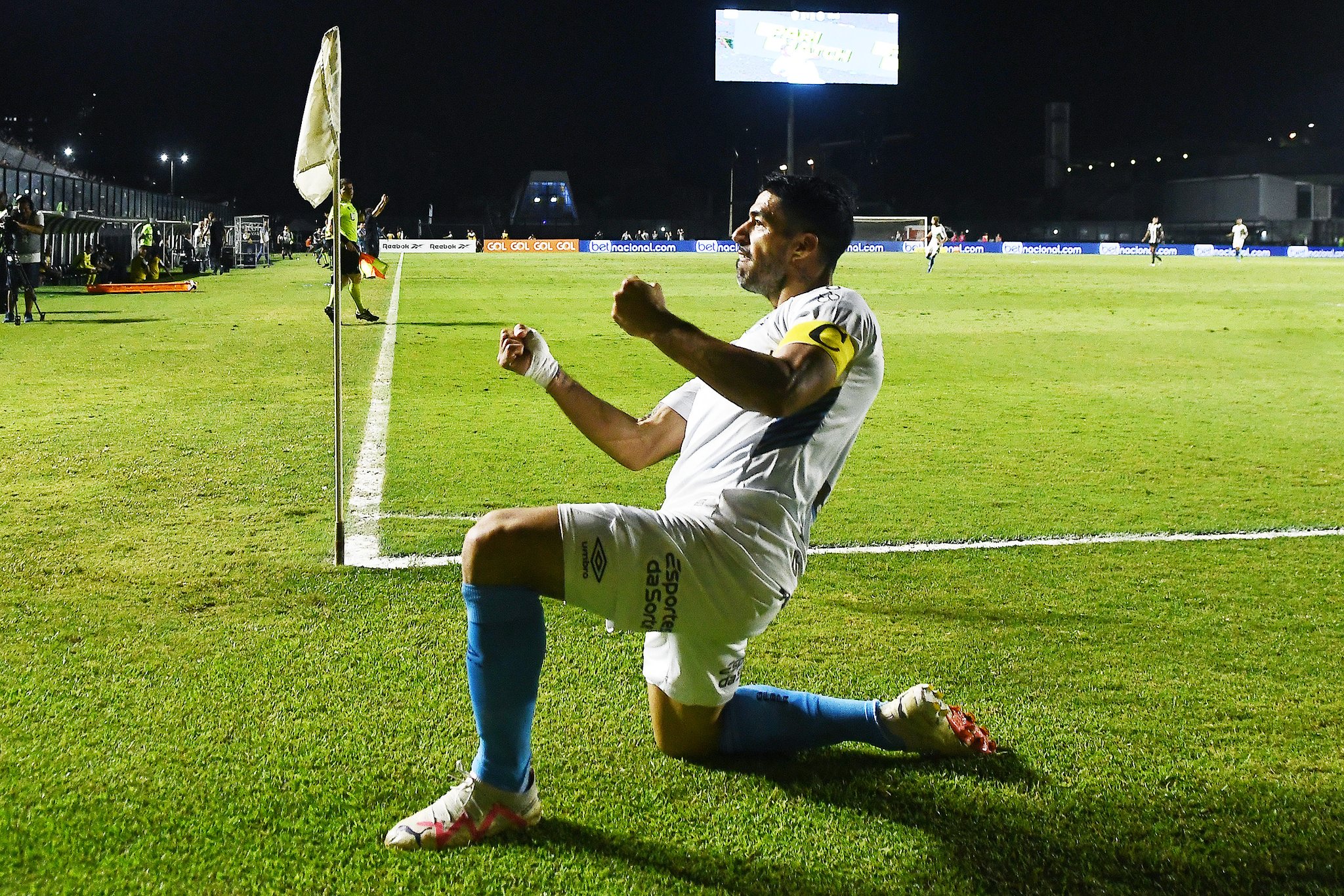 Suárez tem atuação de Copa do Mundo e faz Grêmio sonhar com milagre