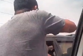 VÍDEO: Em briga de trânsito, motorista tem arma apontada na cabeça, na Ponte de Igapó