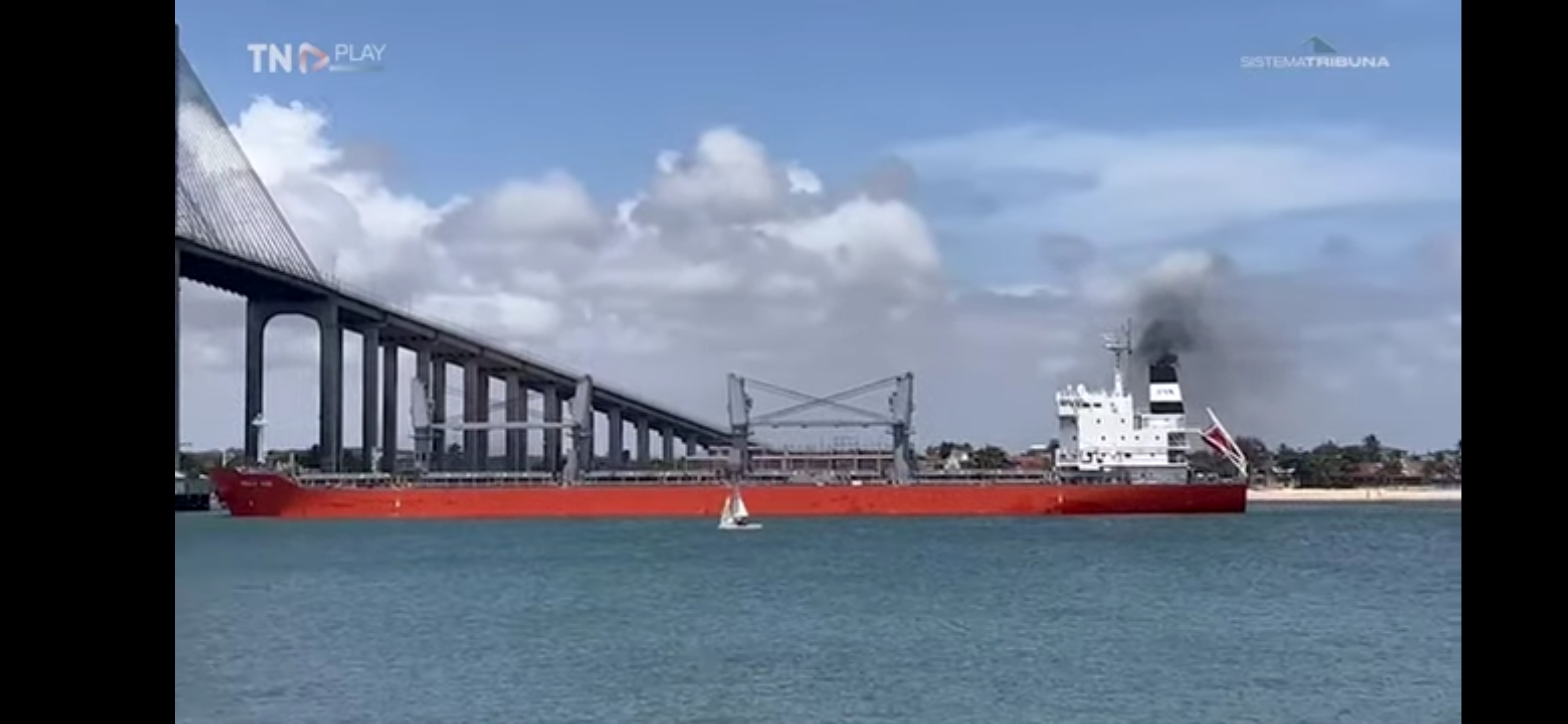 Navio encalha próximo a ponte Newton Navarro