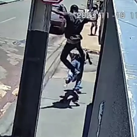 Por ciúme da namorada, homem dá voadora e mata idoso em Minas Gerais
