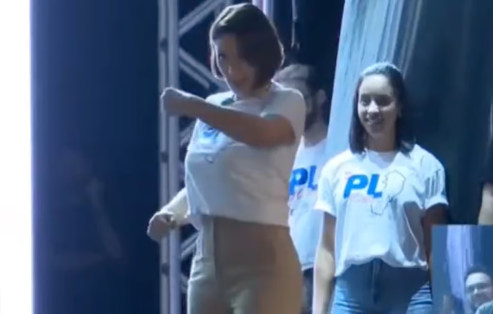 Michelle Bolsonaro ironiza delação de Mauro Cid e encena golpe