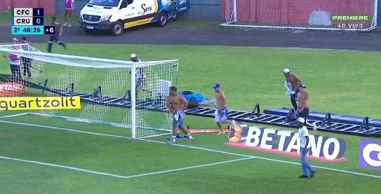 VÍDEO: Torcidas de Cruzeiro e Coritiba invadem campo e protagonizam briga generalizada