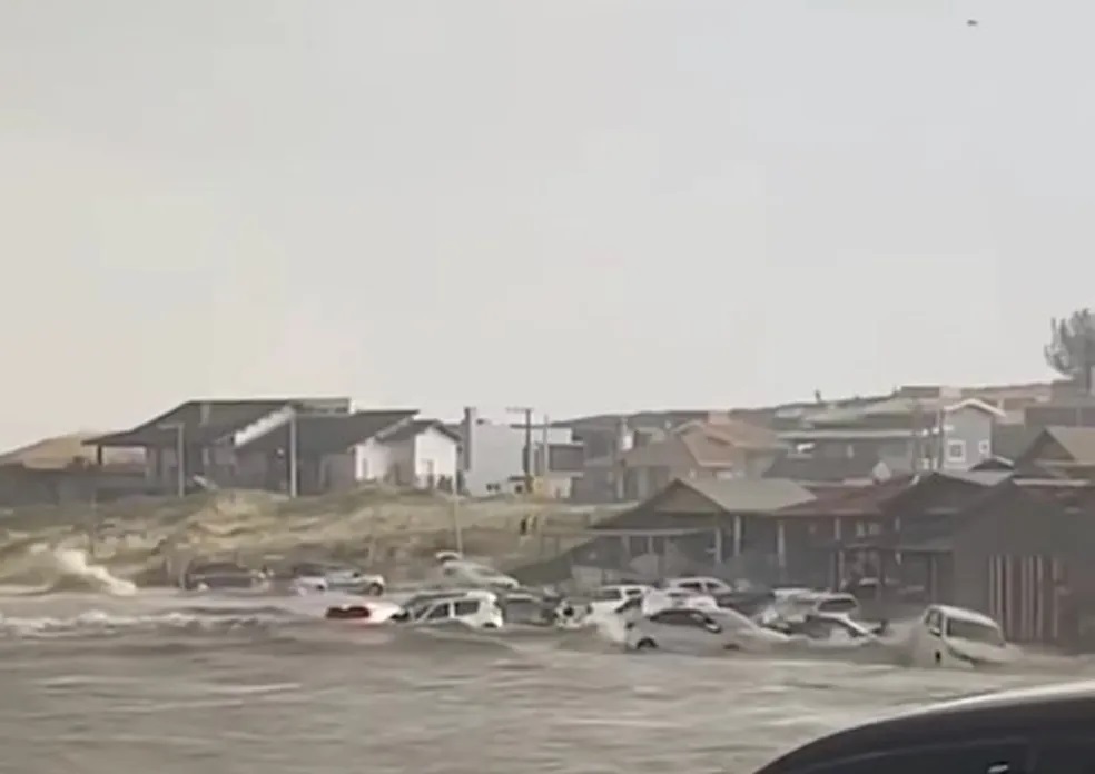 Tsunami meteorológico arrasta carros e assusta frequentadores de praia de SC: 'Boiaram na maré', diz pescador