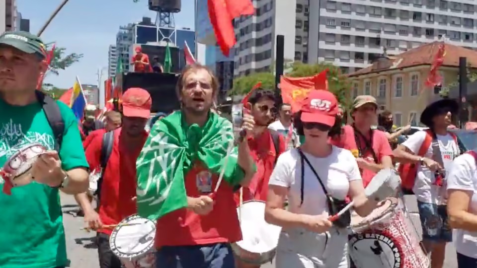 Militantes de esquerda batucam na Paulista em apoio ao Hamas