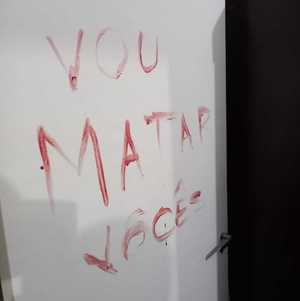 Garota esfaqueia irmão e escreve ameaça na porta com o sangue dele: 'Vou matar você'
