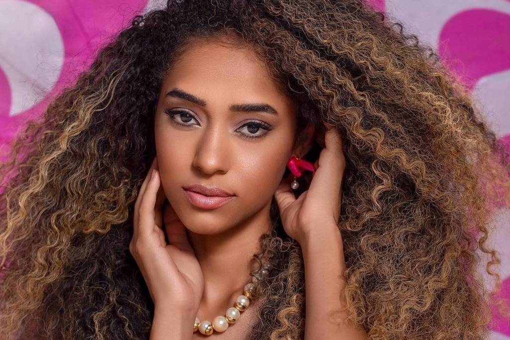 Atriz e modelo Isis Freitas morre aos 22 anos