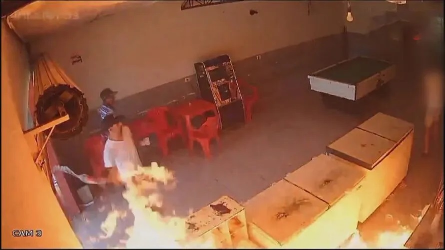 VÍDEO: Comerciante se nega a vender pinga fiado e tem bar incendiado