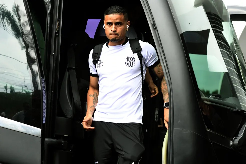 Ex-Flamengo e São Paulo é denunciado por importunação sexual e câmeras de piscina flagram o momento; veja vídeo