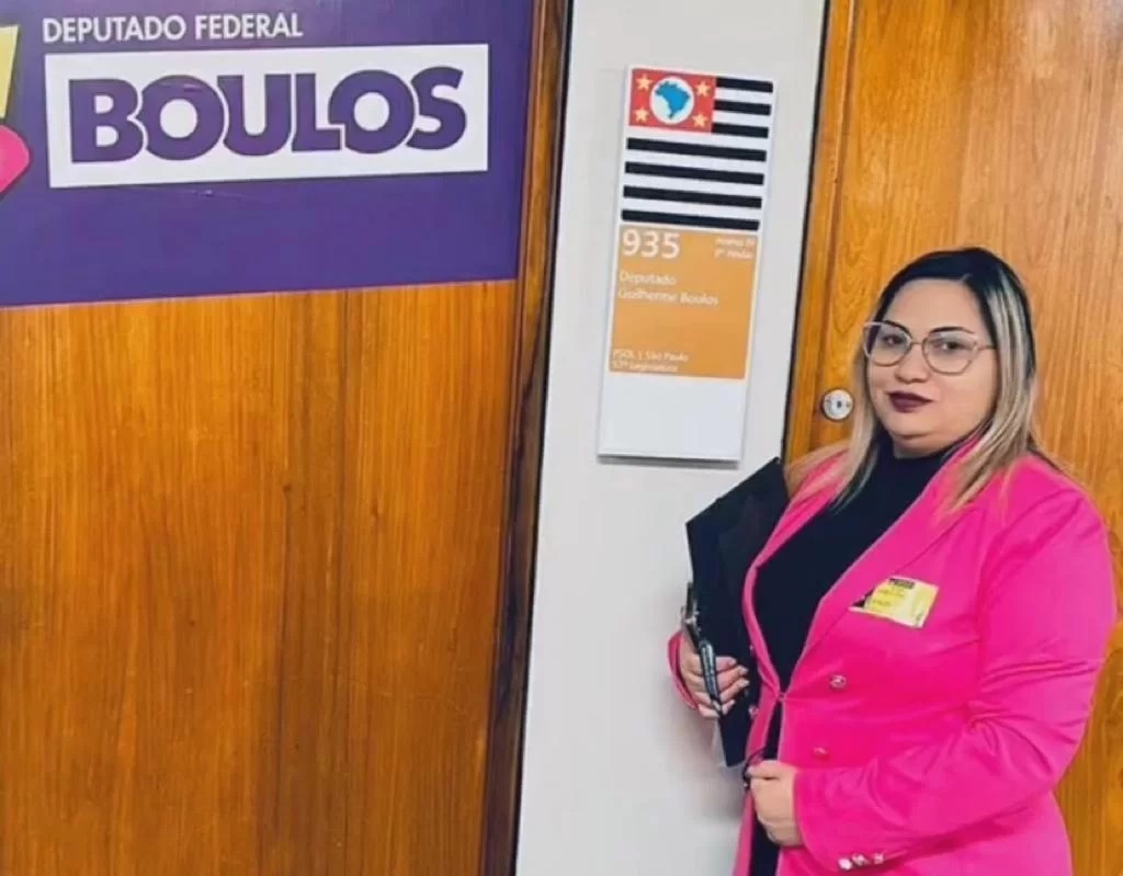 Vídeo mostra mulher de líder do CV caminhando na Câmara com Boulos; assista