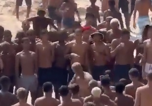 VÍDEO: Grupo de banhistas realiza "UFC coletivo" em praia do Rio de Janeiro