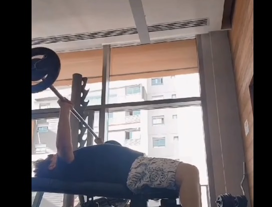 VÍDEO: Cantor da banda Calcinha Preta sofre acidente com barra de ferro em academia